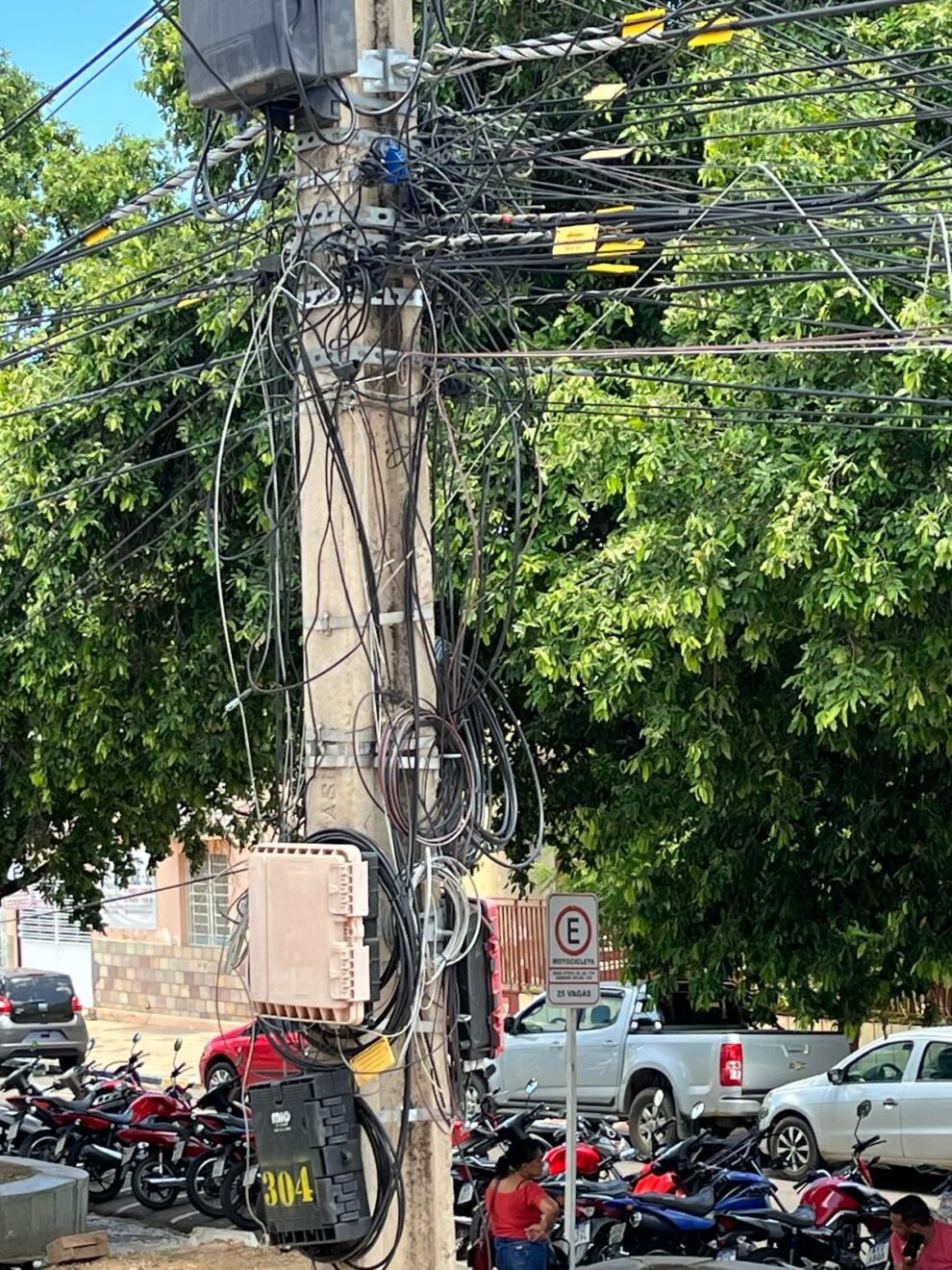 fios-pendurados-e-postes-queimando-colocam-em-risco-moradores-de-st