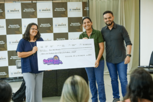 viviane-facundes-entrega-cheque-de-r$-10-mil-para-a-odip,-com-fundos-do-baile-municipal