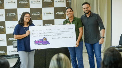 viviane-facundes-entrega-cheque-de-r$-10-mil-para-a-odip,-com-fundos-do-baile-municipal