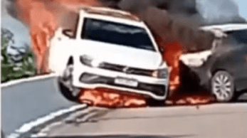 carros-pegam-fogo-apos-colisao-em-viaduto-entre-olinda-e-recife;-uma-pessoa-fica-ferida