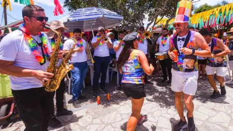 gravata-da-a-largada-no-carnaval-com-animada-previa-do-bloco-ze-pereira