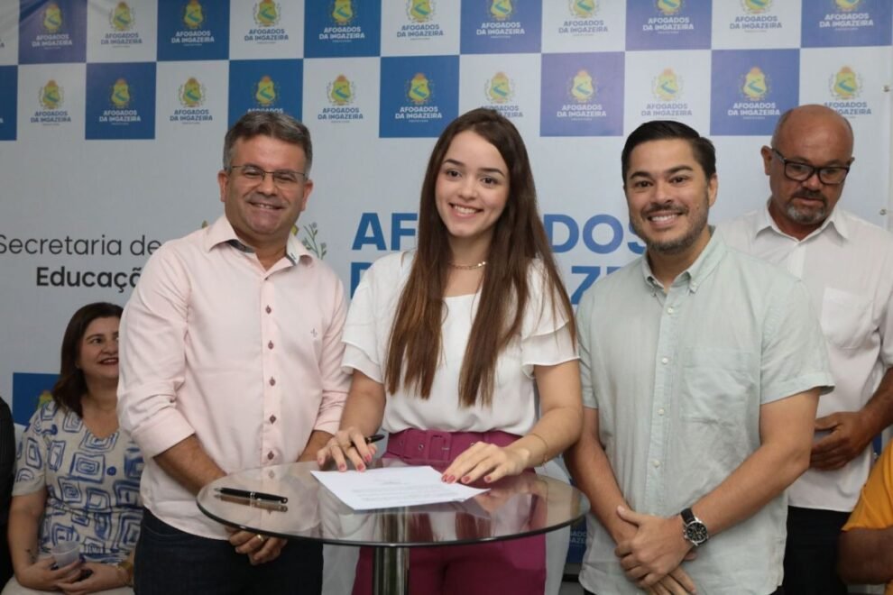 prefeito-sandrinho-palmeira-deu-posse-a-aprovados-no-concurso-publico