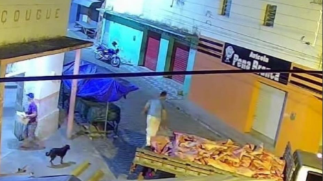 carne-e-transportada-na-carroceria-de-caminhao-para-o-mercado-publico-de-sertania