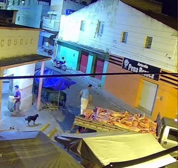 carne-e-transportada-na-carroceria-de-caminhao-para-o-mercado-publico-de-sertania