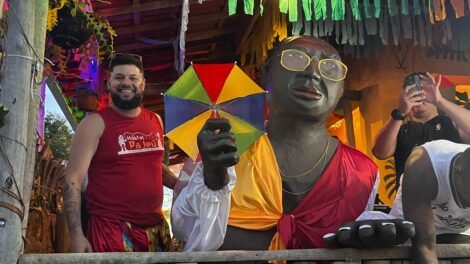 bloco-do-hostel-e-bons-cabelos-reunem-multidao-em-triunfo