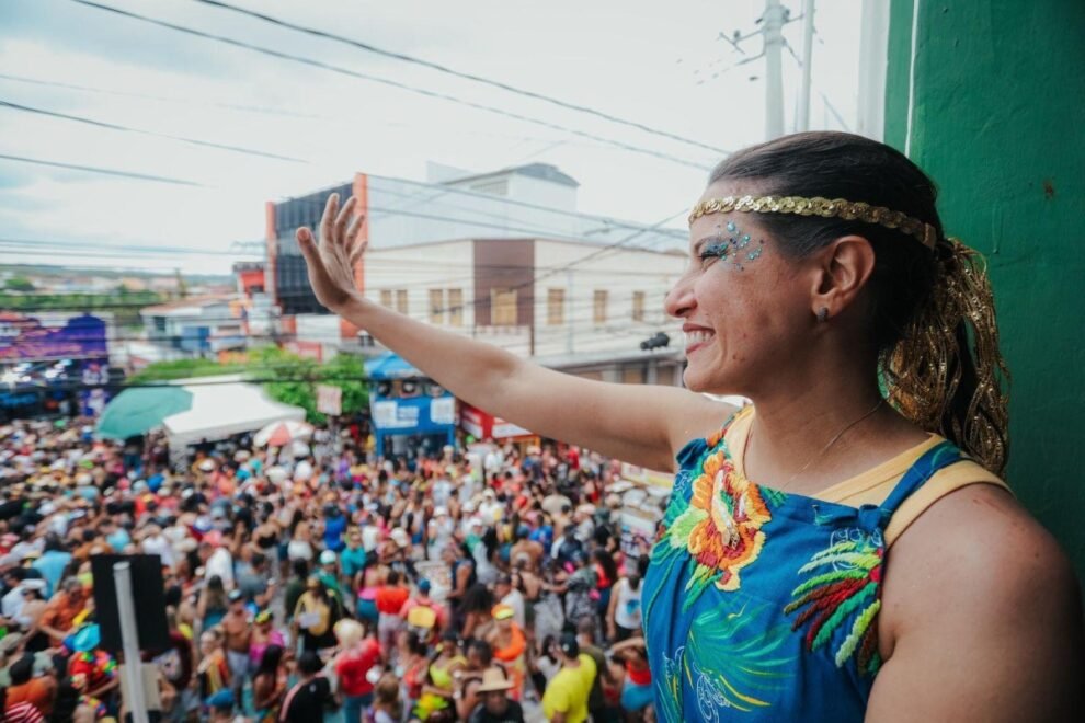 raquel-lyra-participa-da-folia-dos-papangus-de-bezerros