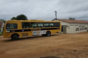 mayco-pablo-entrega-novo-onibus-escolar-para-solidao