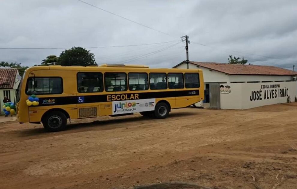 mayco-pablo-entrega-novo-onibus-escolar-para-solidao