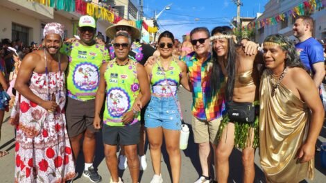 duque-prestigia-o-carnaval-de-pesqueira-ao-lado-de-liderancas-locais