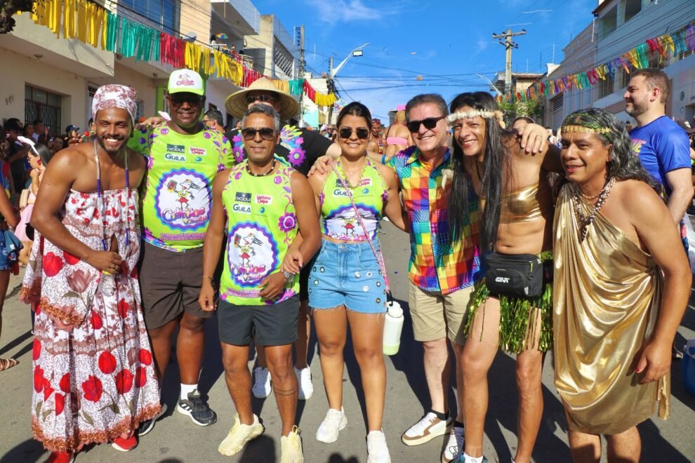 duque-prestigia-o-carnaval-de-pesqueira-ao-lado-de-liderancas-locais