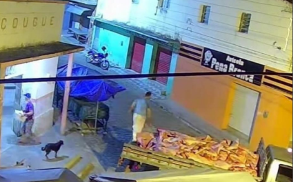 carne-e-transportada-na-carroceria-de-caminhao-para-o-mercado-publico-de-sertania
