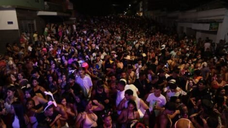 virgens-na-folia.-multidao-acompanhou-descida-do-trio-com-mateus-max-em-afogados