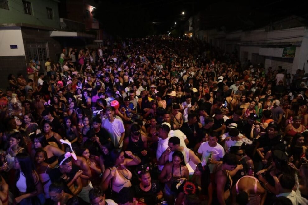 virgens-na-folia.-multidao-acompanhou-descida-do-trio-com-mateus-max-em-afogados