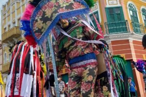 caretas-de-triunfo-animam-folioes-na-segunda-feira-de-carnaval