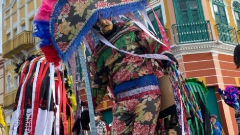 caretas-de-triunfo-animam-folioes-na-segunda-feira-de-carnaval