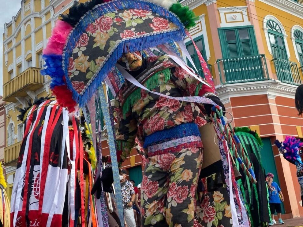 caretas-de-triunfo-animam-folioes-na-segunda-feira-de-carnaval