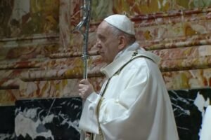 apos-crises-respiratorias,-papa-francisco-dorme-a-noite-toda,-diz-vaticano