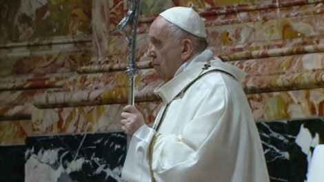 apos-crises-respiratorias,-papa-francisco-dorme-a-noite-toda,-diz-vaticano