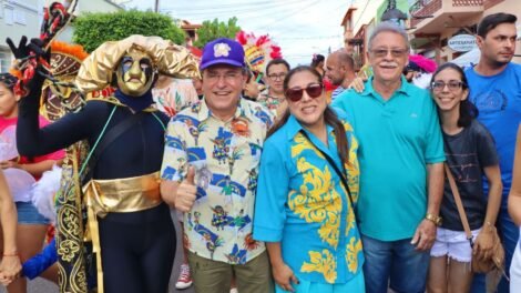 duque-prestigia-desfile-dos-caretas-e-canaa-folia-em-triunfo