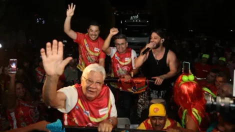 bloco-to-na-folia,-de-totonho-valadares,-celebra-24-anos-de-tradicao-no-carnaval-de-afogados