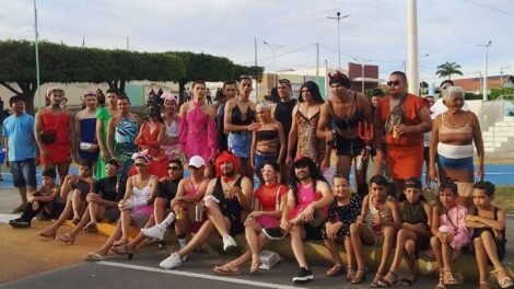 bloco-carnavalesco-das-“bichas”-garante-diversao-na-terca-de-carnaval-em-carnaiba