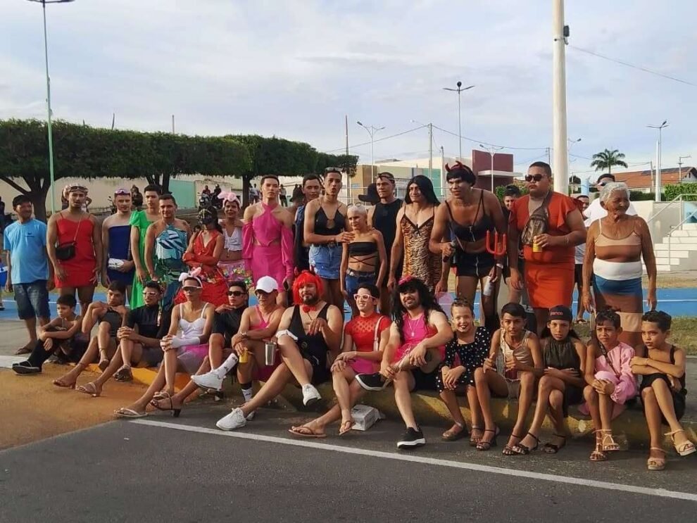 bloco-carnavalesco-das-“bichas”-garante-diversao-na-terca-de-carnaval-em-carnaiba