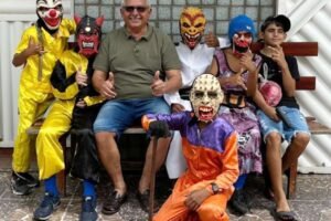 grupo-de-criancas-fantasiados-de-“careta-cuia”,-de-quixaba,-visitam-o-prefeito-ze-pretinho