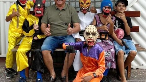 grupo-de-criancas-fantasiados-de-“careta-cuia”,-de-quixaba,-visitam-o-prefeito-ze-pretinho