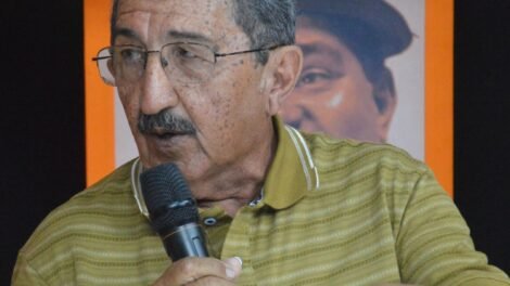 ambientalista-parabeniza-14-anos-do-farol-e-mostra-importancia-para-st