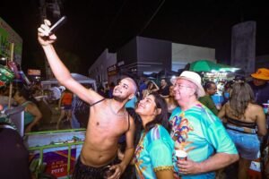 primeira-dama-de-gravata-acompanha-bloco-das-trichas-e-reforca-presenca-politica