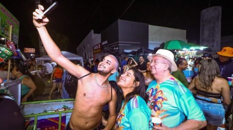 primeira-dama-de-gravata-acompanha-bloco-das-trichas-e-reforca-presenca-politica