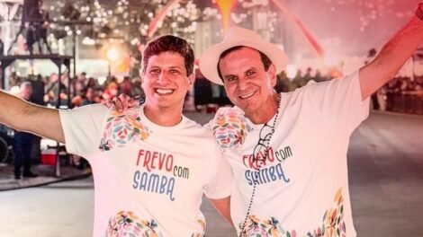 joao-campos-aceita-convite-de-marcelo-paes-e-curte-desfile-no-rio