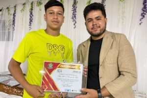 cantor-italo-pereira,-vence-categoria-de-melhor-cantor-mirim-do-ano-de-2024-em-carnaiba