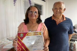 em-carnaiba,-dona-lourdes-valerio-e-contemplada-como-a-“carnaibana-de-2024”-no-premio-melhores-do-ano