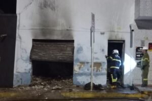 corpo-de-bombeiros-avalia-estragos-no-deposito-da-progresso-em-st