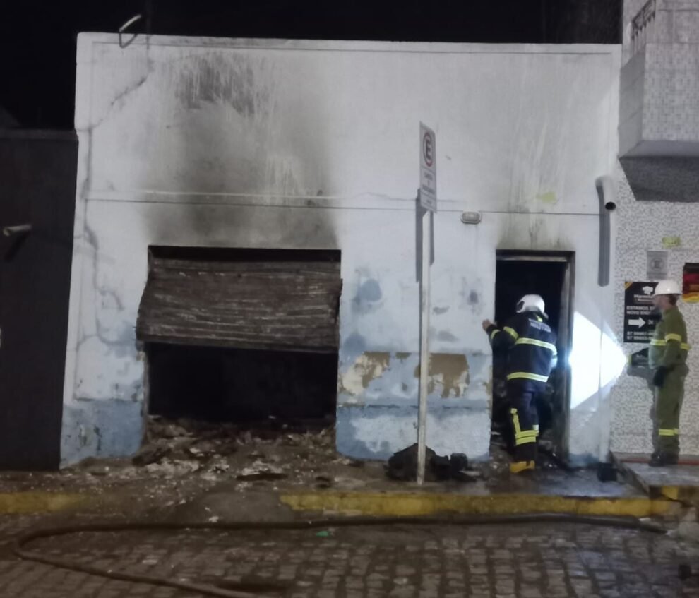 corpo-de-bombeiros-avalia-estragos-no-deposito-da-progresso-em-st