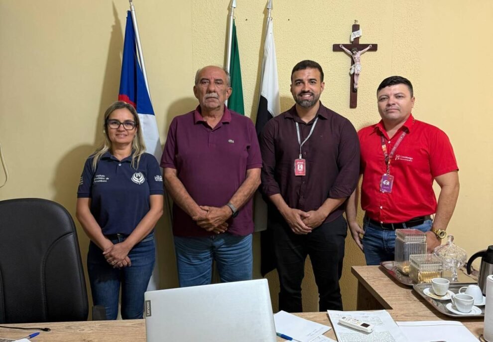 ingazeira:-luciano-torres-se-reune-com-representantes-do-banco-do-nordeste 