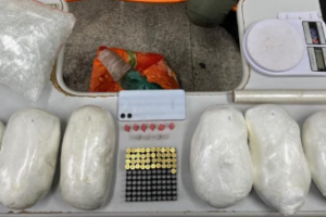 policia-militar-apreende-5,5-kg-de-cocaina-e-municoes-no-ibura-de-baixo,-no-recife