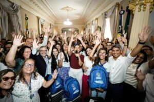 raquel-lyra-entrega-kits-de-viagem-a-200-estudantes-que-embarcarao-para-o-chile 