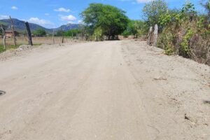 prefeitura-de-quixaba-realiza-servico-de-terraplanagem-em-estradas-da-zona-rural.