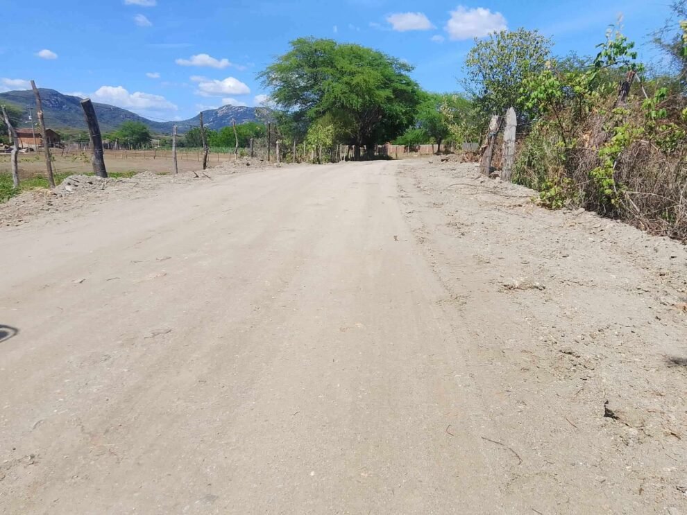 prefeitura-de-quixaba-realiza-servico-de-terraplanagem-em-estradas-da-zona-rural.