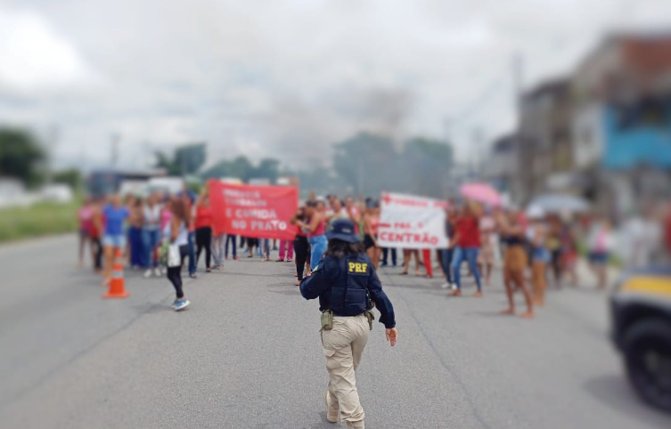 protesto-por-moradia-bloqueia-parcialmente-a-br-101-proximo-a-ufpe