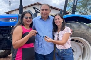 carnaiba:-associacao-rural-de-riacho-do-peixe-recebe-trator-agricola