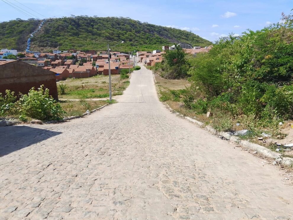 rua-joao-de-oliveira-lima,-em-quixaba,-recebe-pavimentacao-em-paralelepipedo