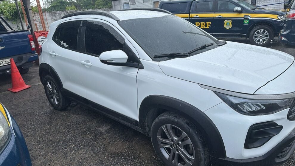 motorista-de-carro-roubado-e-foragido-da-justica-sao-presos-na-br-101,-no-recife
