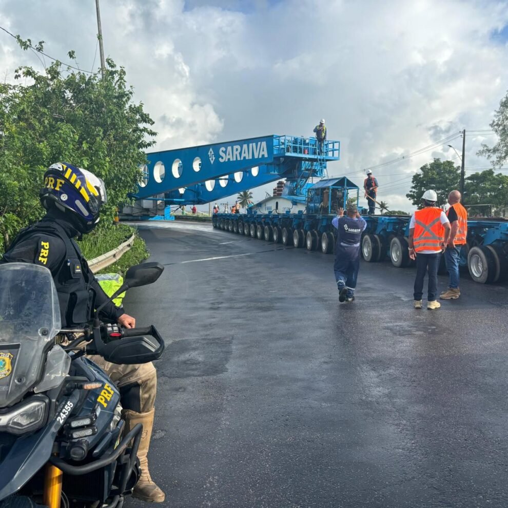 continua-a-jornada-epica-do-transporte-do-transformador-gigante-pela-br-101;-veja-video