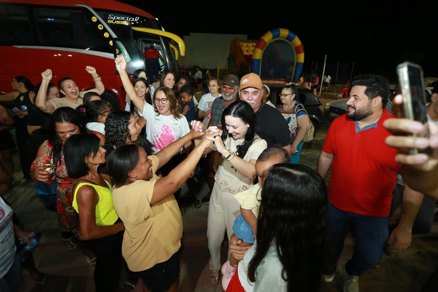 marcia-canta-e-danca-em-praca-publica-e-celebra-conquistas-da-mulher