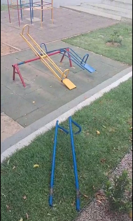 praca-recem-inaugurada-tem-brinquedos-destruidos-em-st