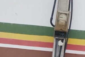 morador-denuncia-vandalismo-e-fiacao-exposta-em-praca-do-bairro-tancredo-neves