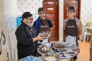 jovens-de-gravata-recebem-curso-de-producao-de-chocolates-para-impulsionar-geracao-de-renda